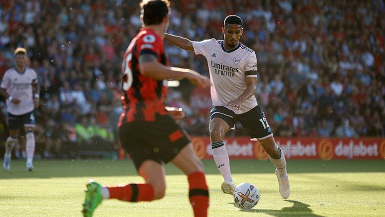 Pemain Arsenal, William Saliba saat ingin melakukan tendangan ke gawang Bournemouth di Liga Inggris. Copyright: © euters/John Sibley