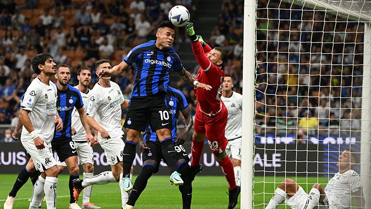 Gelandang Inter Milan, Kristjan Asllani gagal melakukan debut untuk timnya saat menghadapi AS Roma dalam lanjutan Liga Italia (Serie A) 2022/23. Copyright: © REUTERS/Alberto Lingria