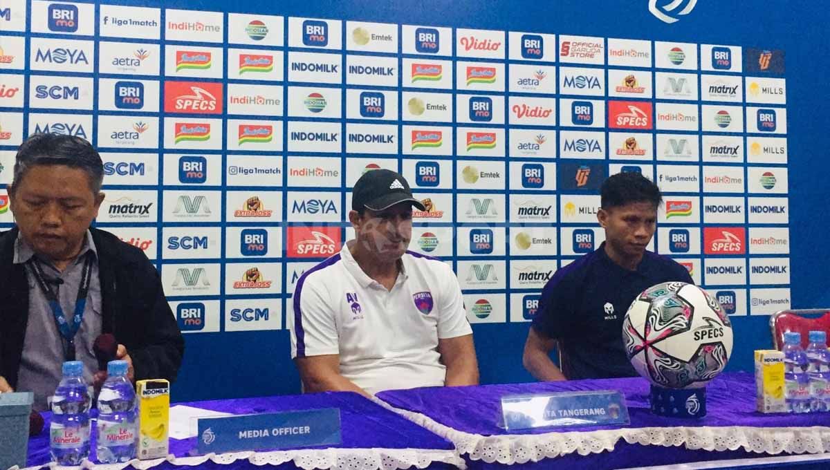 Pelatih Persita, Alfredo Vera dan pemain, Fahreza Sudin. Copyright: © Petrus Manus Da'Yerimon/INDOSPORT
