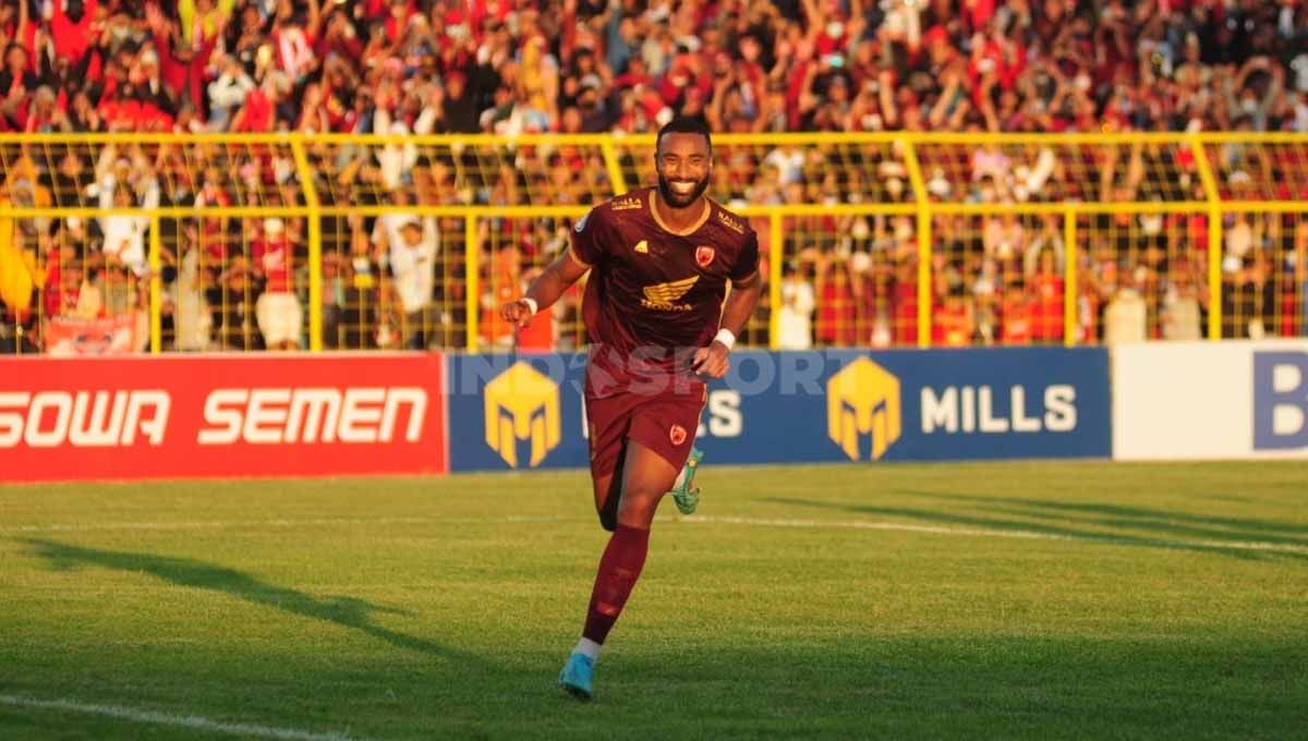 Bek asing PSM Makassar, Yuran Fernandes, merayakan gol ke gawang Arema FC pada pekan ke-5 Liga 1 2022-2023 di Stadion Gelora B.J Habibie, Kota Parepare, Sabtu (20/08/22). Foto: Adriyan Adirizky/INDOSPORT Copyright: © Adriyan Adirizky/INDOSPORT