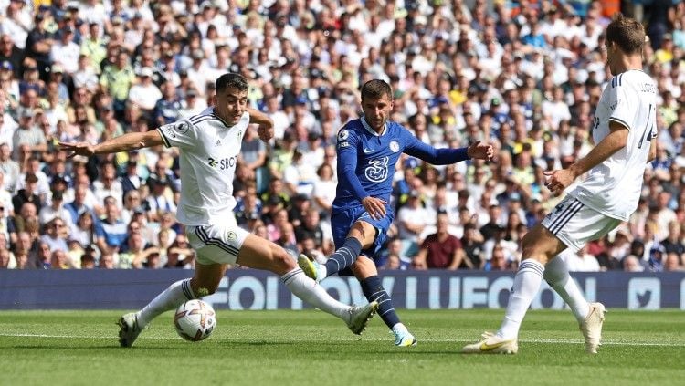 Mason Mount melepaskan tendangan di laga Leeds United vs Chelsea (21/08/22). (Foto: REUTERS/Phil Noble) Copyright: © REUTERS/Phil Noble
