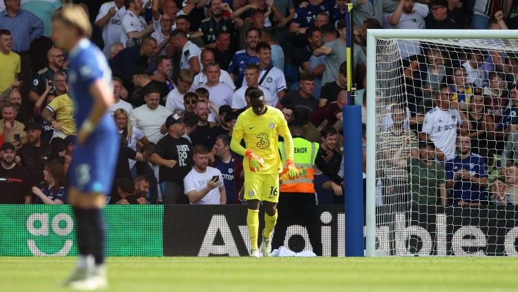Edouard Mendy tertunduk lesu usai membuat blunder di laga Leeds United vs Chelsea (21/08/22). (Foto: REUTERS/Phil Noble) Copyright: © REUTERS/Phil Noble