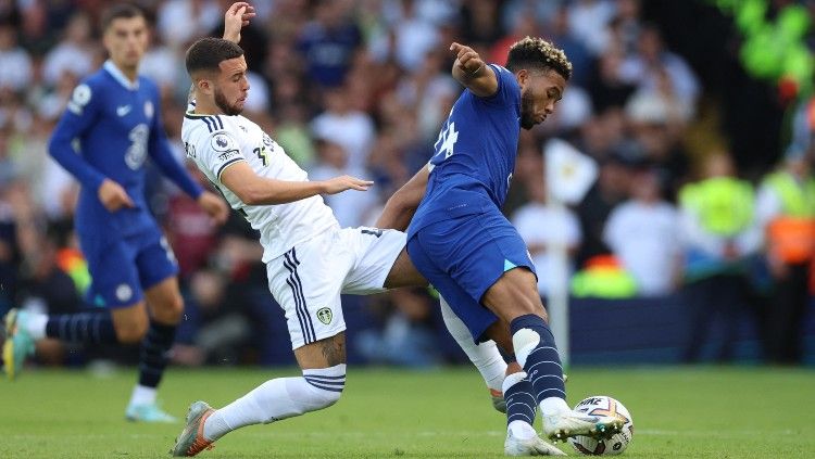 Reece James (kanan) berduel dengan Sam Greenwood di laga Leeds United vs Chelsea (21/08/22). (Foto: REUTERS/Phil Noble) Copyright: © REUTERS/Phil Noble