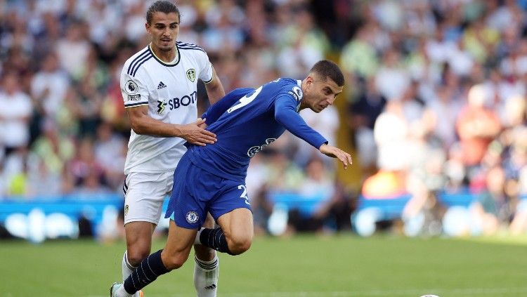 Kai Havertz berduel dengan Pasca Struijk di laga Leeds United vs Chelsea (21/08/22). (Foto: Reuters/Carl Recine) Copyright: © Reuters/Carl Recine