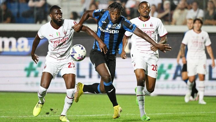 Fikayo Tomori (kiri) berduel dengan Duvan Zapata di laga Atalanta vs AC Milan (22/08/22). (Foto: REUTERS/Alberto Lingria) Copyright: © REUTERS/Alberto Lingria