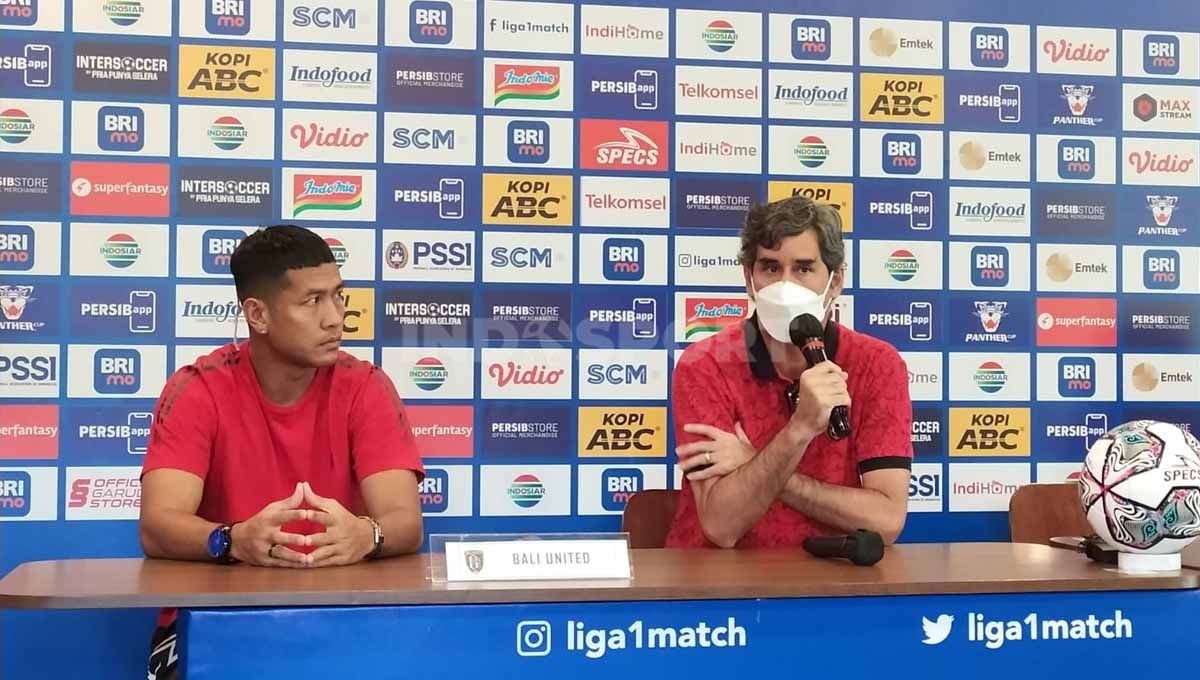 Pelatih Bali United, Stefano Cugurra Teco (kanan) bersama pemainnya Jajang Mulyana saat konferensi pers di Graha Persib, Jalan Sulanjana, Kota Bandung, Senin (22/08/22) menjelang pertandingan lawan Persib. Copyright: © Arif Rahman/INDOSPORT