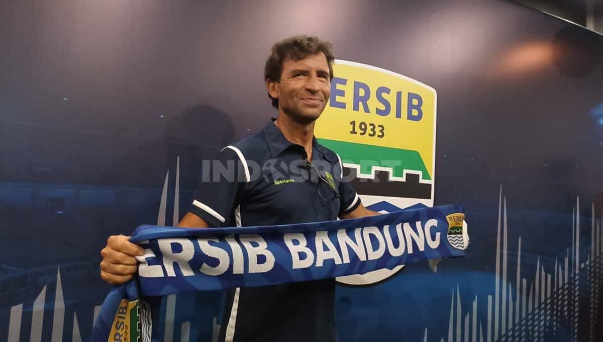 Pelatih anyar Persib Bandung di Liga 1, Luis Milla, dikenalkan manajemen kepada media di Graha Persib, Jalan Sulanjana, Kota Bandung, Senin (22/08/22). Copyright: © Arif Rahman/INDOSPORT