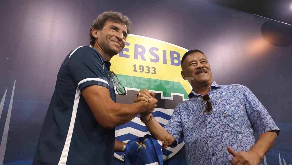 Pelatih anyar Persib Bandung, Luis Milla, dikenalkan manajemen kepada media di Graha Persib, Jalan Sulanjana, Kota Bandung, Senin (22/08/22). Copyright: © Arif Rahman/INDOSPORT