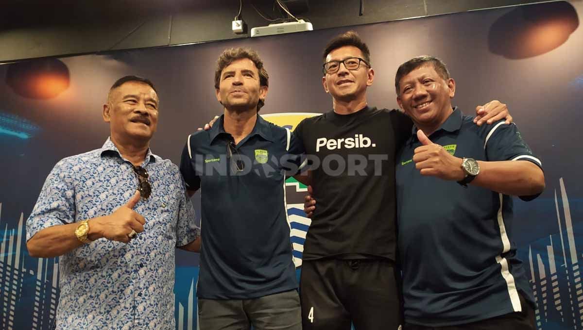 Pelatih anyar Persib Bandung, Luis Milla, dikenalkan manajemen kepada media di Graha Persib, Jalan Sulanjana, Kota Bandung, Senin (22/08/22). Copyright: © Arif Rahman/INDOSPORT