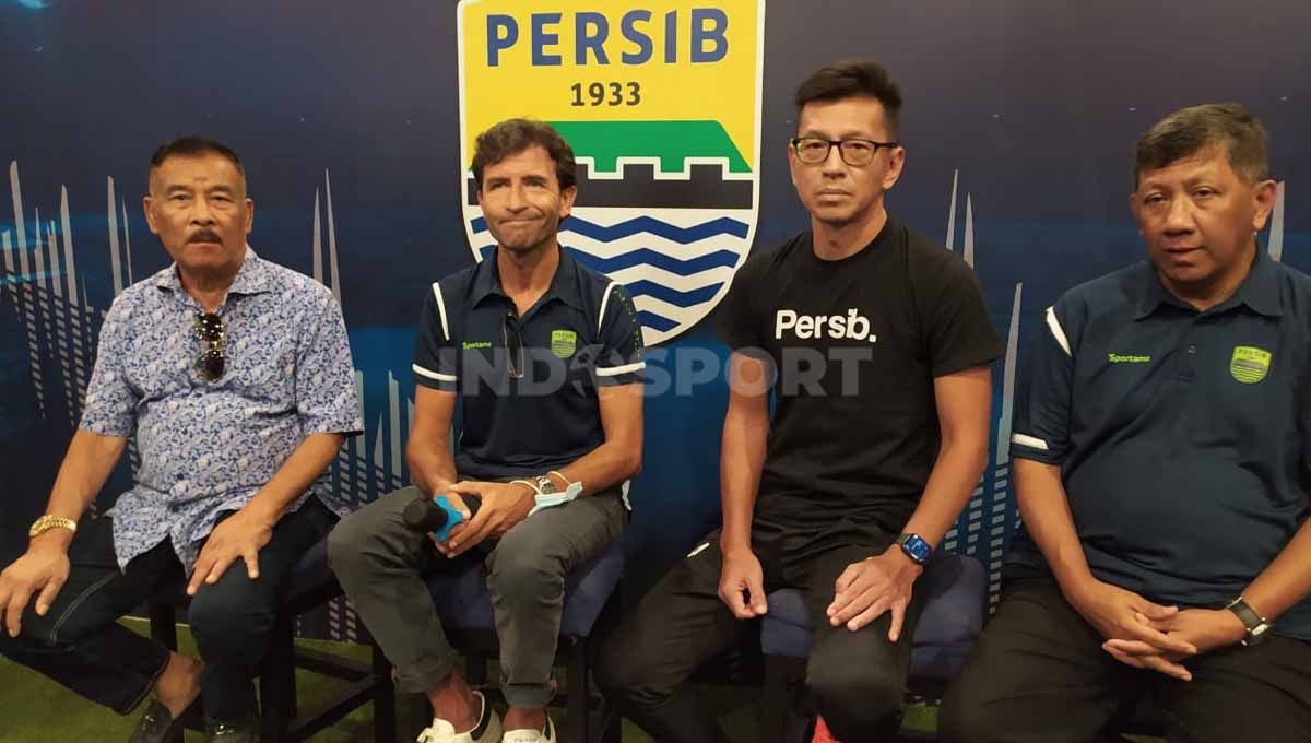 Pelatih anyar Persib Bandung, Luis Milla, dikenalkan manajemen kepada media di Graha Persib, Jalan Sulanjana, Kota Bandung, Senin (22/08/22). Copyright: © Arif Rahman/INDOSPORT