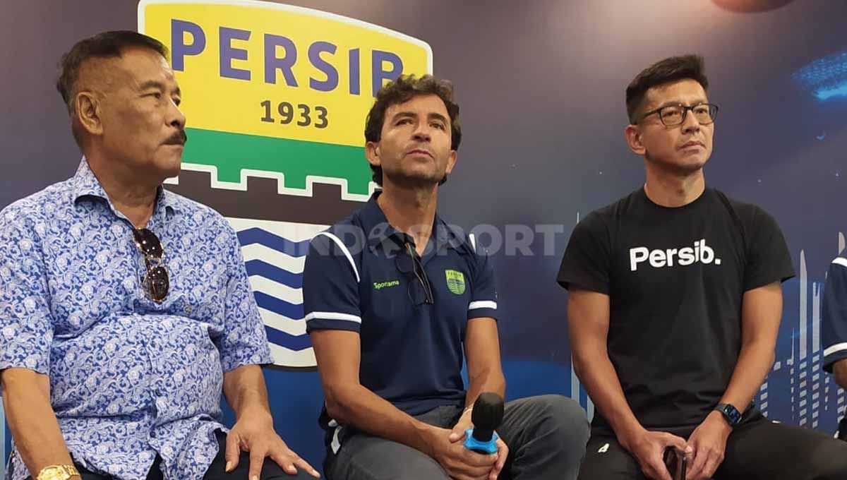 Pelatih anyar Persib Bandung, Luis Milla, dikenalkan manajemen kepada media di Graha Persib, Jalan Sulanjana, Kota Bandung, Senin (22/08/22). Copyright: © Arif Rahman/INDOSPORT