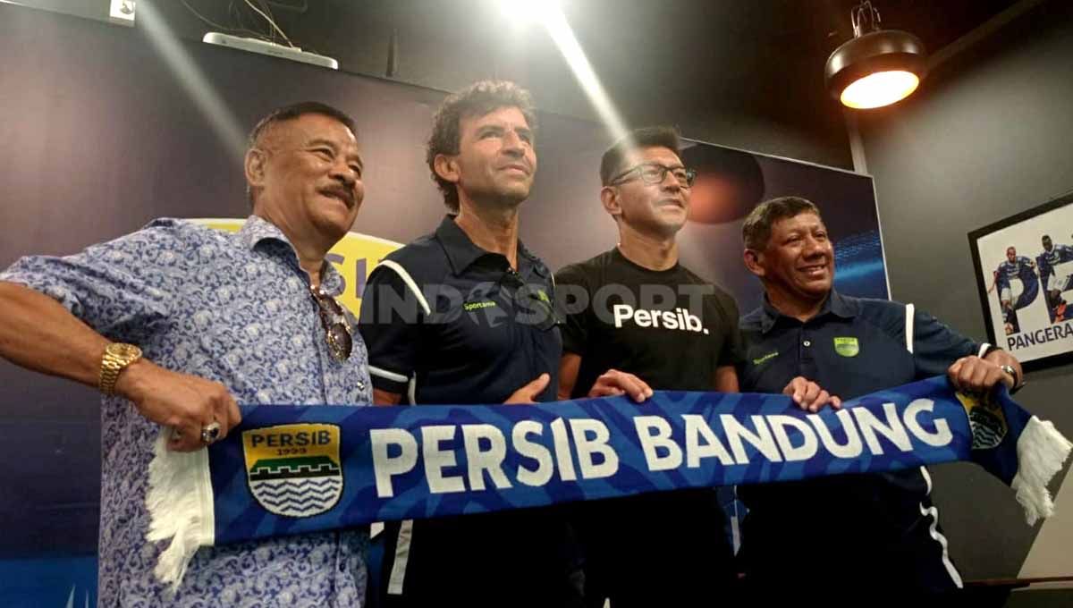 Pelatih anyar Persib Bandung, Luis Milla, dikenalkan manajemen kepada media di Graha Persib, Jalan Sulanjana, Kota Bandung, Senin (22/08/22). Copyright: © Arif Rahman/INDOSPORT