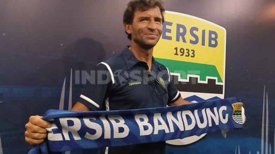 Pelatih anyar Persib Bandung, Luis Milla, dikenalkan manajemen kepada media di Graha Persib, Jalan Sulanjana, Kota Bandung, Senin (22/08/22). Copyright: © Arif Rahman/INDOSPORT