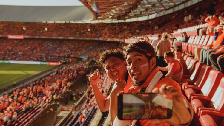 2 fans asal ndonesia berkesempatan untuk menonton langsung laga UEFA Nations League antara Timnas Belanda melawan Polandia di Stadion De Kuip, Rotterdam, Belanda. Copyright: © Oranje Indonesia