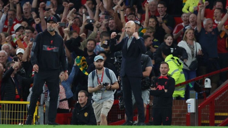 Jurgen Klopp dan Erik ten Hag di laga Manchester United vs Liverpool. Foto: REUTERS/Phil Noble. Copyright: © REUTERS/Phil Noble