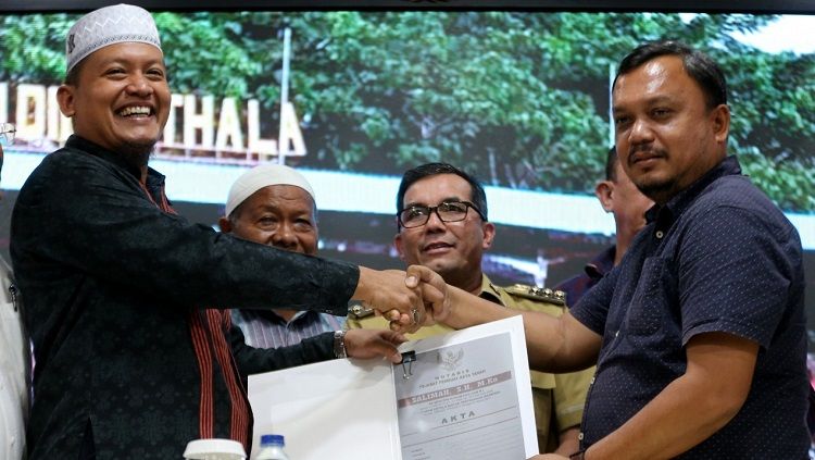 Pemegang saham mayoritas baru Persiraja, Zulfikar (kiri) bersalaman dengan Sekum Persiraja lama, Rahmat Djailani (kanan), disaksikan Pj. Wali Kota Banda Aceh, Bakri Siddiq (tengah). Copyright: © Media Persiraja