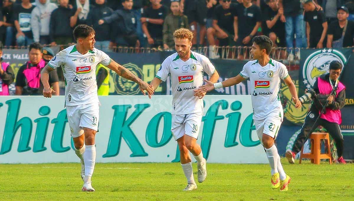 PSS Sleman belum pasti diperkuat Ze Valente (tengah) pada laga Liga 1 melawan Persita Tangerang di Stadion Maguwoharjo, Kamis (29/09/22). Copyright: © Ian Setiawan/INDOSPORT