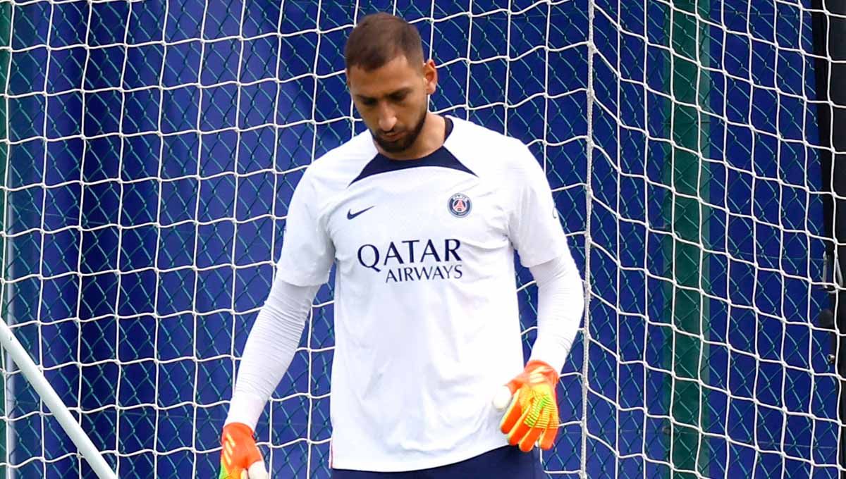 Gianluigi Donnarumma jilat hati fans Rossoneri jelang laga Liga Champions 2023/2024 antara Paris Saint-Germain (PSG) vs AC Milan seusai kariernya jeblok. Copyright: © REUTERS/Sarah Meyssonnier