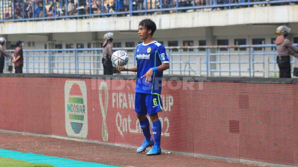 Mirip Pratama Arhan, salah satu pemain muda Persib Bandung, Robi Darwis, bongkar rahasia lemparan bola jauh miliknya yang sering membahayakan pertahanan lawan. Copyright: © Arif Rahman/INDOSPORT