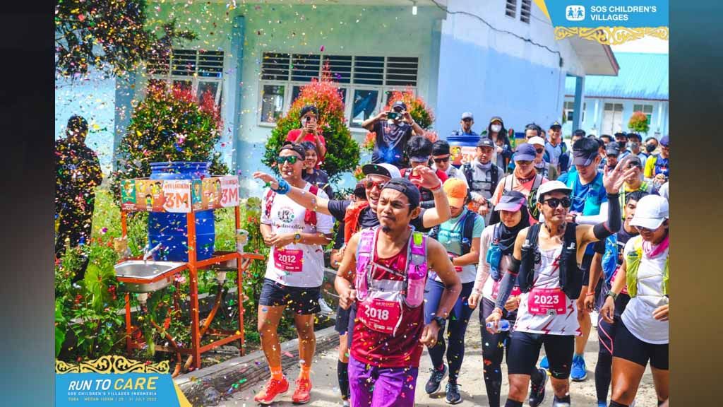 Ajang lari Run To Care 2022 yang diselenggarakan dari Toba ke Medan sukses mengumpulkan dana sosial hingga mencapai Rp800 juta lebih. Copyright: © SOS Children's Villages Indonesia