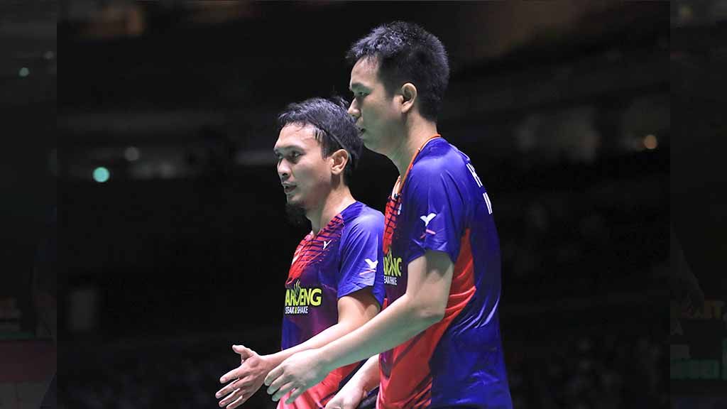 Pasangan ganda putra Indonesia, Mohammad Ahsan/Hendra Setiawan harus menerima kenyataan pahit berupa kalah di partai final Kejuaraan Dunia Bulutangkis 2022 pada Minggu (28/08/22). Copyright: © PBSI