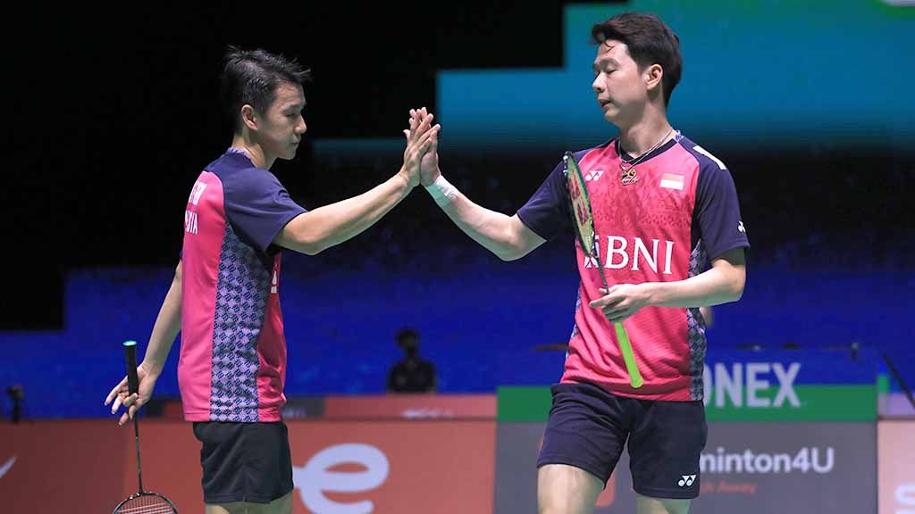 Mari menilik serba-serbi perhelatan Denmark Open 2022 saat Kevin Sanjaya lakukan pukulan bayangan yang diback up sang partner, Marcus Fernaldi Gideon. Copyright: © PBSI