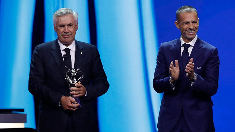 Pelatih Real Madrid, Carlo Ancelotti, memenangkan gelar pelatih terbaik Eropa dari UEFA. Copyright: © REUTERS/Murad Sezer