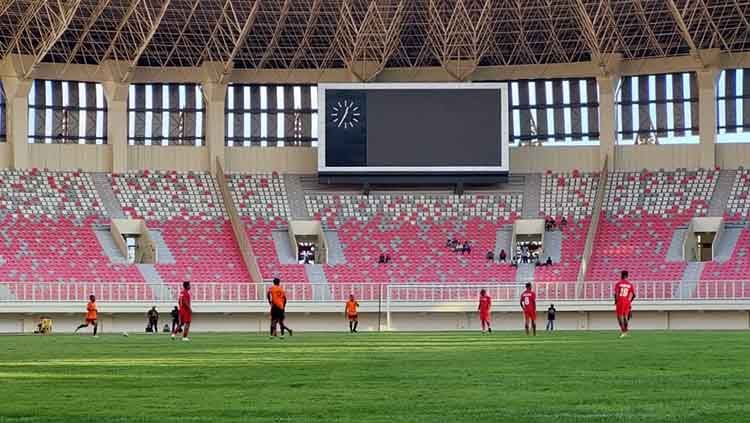 Tim Persipura Jayapura saat berujicoba di Stadion Lukas Enembe. Copyright: © Sudjarwo/INDOSPORT