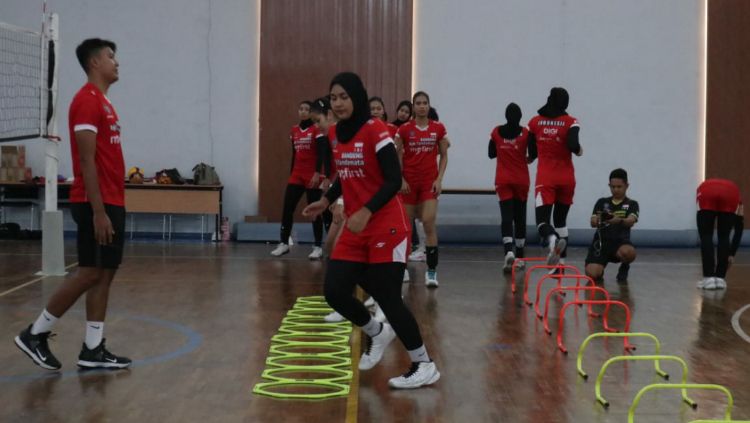 Pemusatan latihan (TC) Tim Voli Putri Indonesia di Bandung sebagai persiapan tampil di ASEAN Grand Prix 2022. Copyright: © MO Tim Voli Putri Indonesia