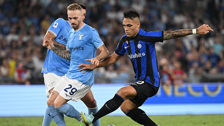 Penyerang Inter Milan, Lautaro Martinez saat dibayangi oleh pemain Lazio. Copyright: © REUTERS/Alberto Lingria