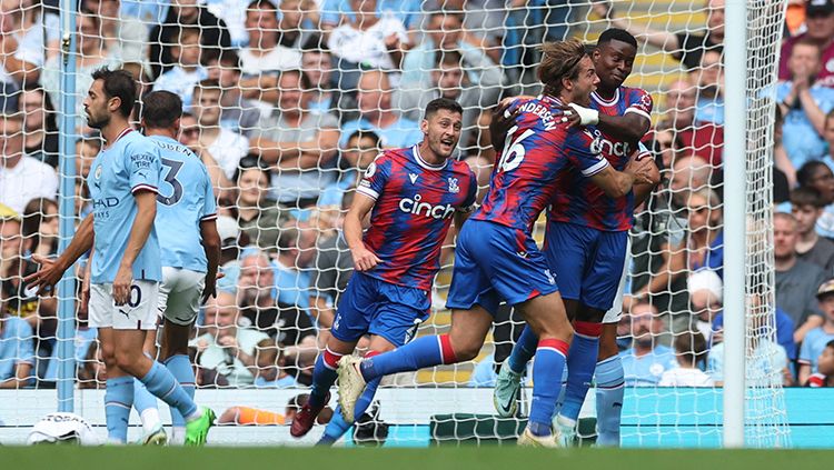 Selebrasi para pemain Crystal Palace saat mencetak gol ke gawang Manchester City di Liga Inggris. Copyright: © Reuters/Carl Recine