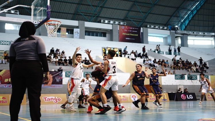 Keseruan turnamen basket Red Bull Basketball Championships 2022 seri Pekanbaru. Copyright: © Red Bull Indonesia