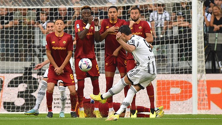 Penyerang Juventus, Dusan Vlahovic saat melakukan tendangan bebas ke gawang AS Roma di Liga Italia. Copyright: © REUTERS/Massimo Pinca