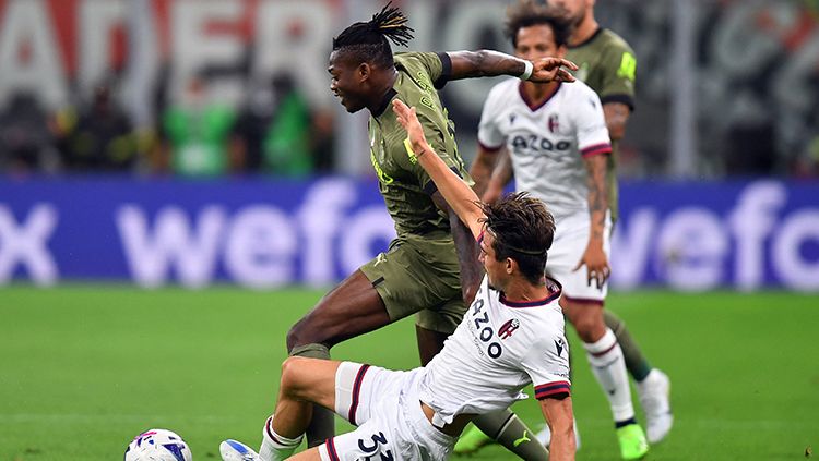 Pemain AC Milan, Rafael Leao dijegal oleh pemaiin Bologna di Liga Italia. Copyright: © REUTERS/Daniele Mascolo