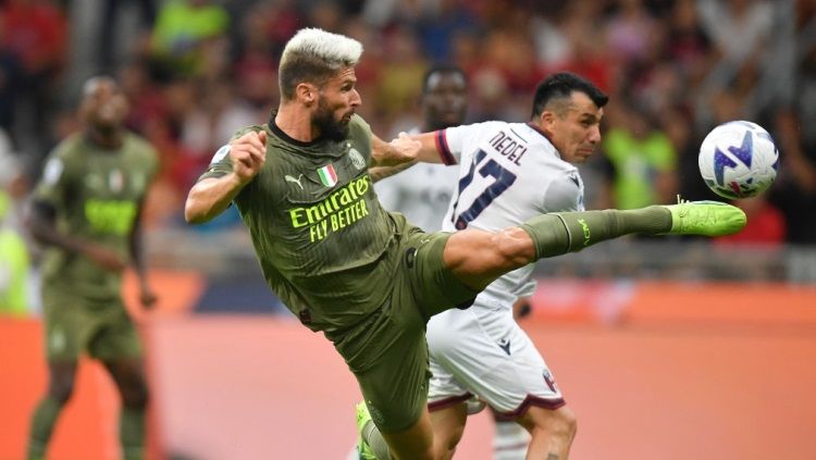 Aksi Olivier Giroud mencetak gol sensasional di laga AC Milan vs Bologna. Foto: REUTERS/Daniele Mascolo. Copyright: © REUTERS/Daniele Mascolo