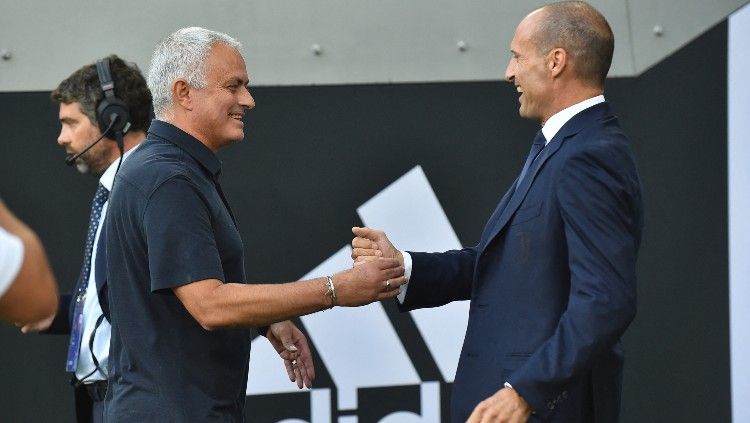 Massimiliano Allegri (kiri) dan Jose Mourinho bertemu di laga Juventus vs AS Roma (27/08/22). (Foto: REUTERS/Massimo Pinca) Copyright: © REUTERS/Massimo Pinca
