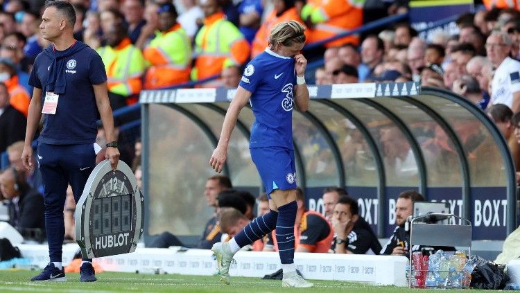 Conor Gallagher tertunduk lesu usai diganti di laga Leeds United vs Chelsea (21/08/22). (Foto: REUTERS/Phil Noble) Copyright: © REUTERS/Phil Noble