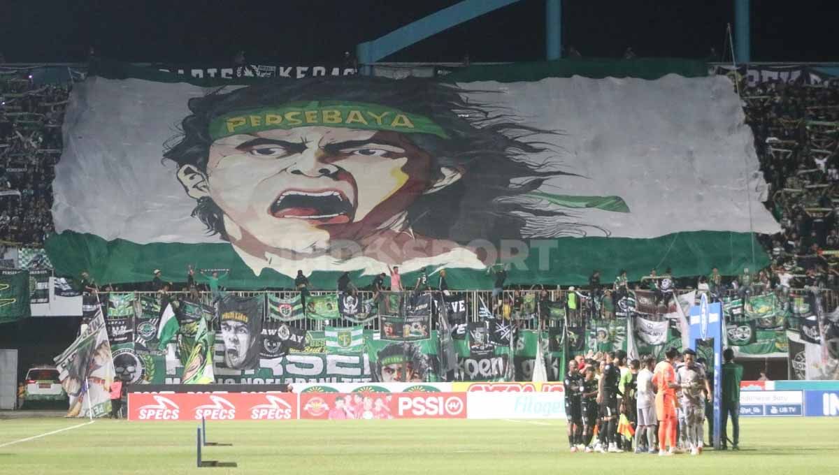 Indosport - Ribuan Bonek yang memadati tribun utara Stadion Maguwoharjo, Sleman. Foto: Nofik Lukman Hakim/INDOSPORT