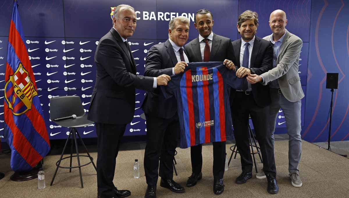 Jules Kounde, pemain anyar Barcelona. Foto: REUTERS/Albert Gea Copyright: © REUTERS/Albert Gea