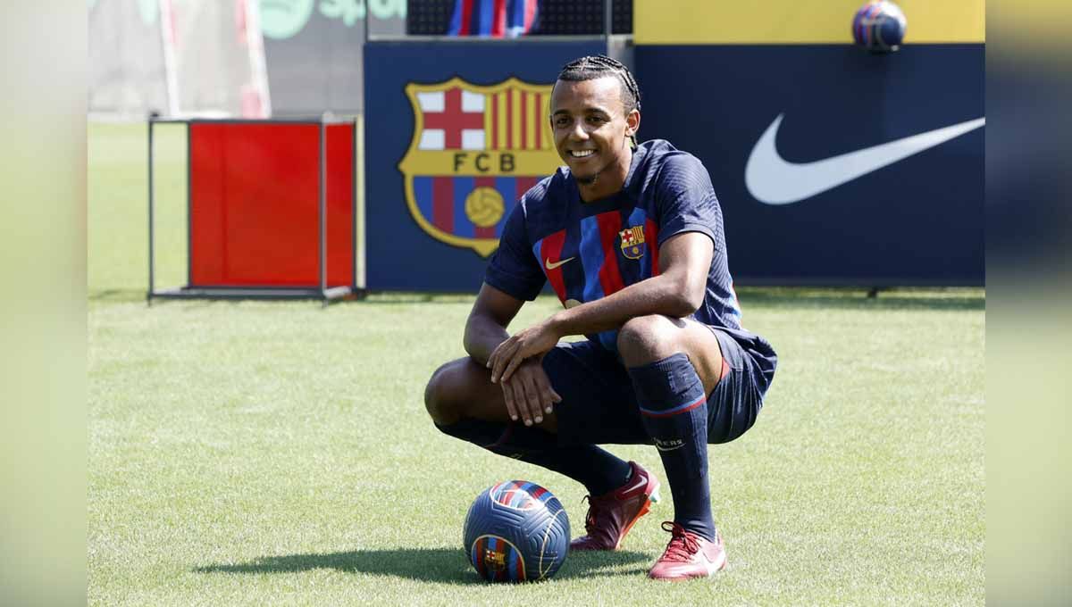 Jules Kounde, pemain anyar Barcelona. Foto: REUTERS/Albert Gea Copyright: © REUTERS/Albert Gea