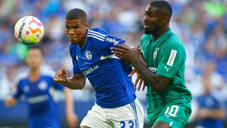 Malick Thiaw (kiri) berduel dengan Marcus Thuram di laga Schalke 04 vs Borussia Monchengladbach (13/08/22). (Foto: REUTERS/Thilo Schmuelgen) Copyright: © REUTERS/Thilo Schmuelgen