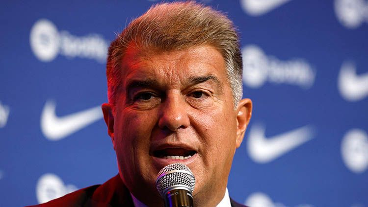 Presiden La Blaugrana, Joan Laporta, sibuk menepis kabar miring soal tuduhan menyogok wasit menjelang pertandingan Liga Europa antara Barcelona vs Man United. Copyright: © REUTERS/Albert Gea