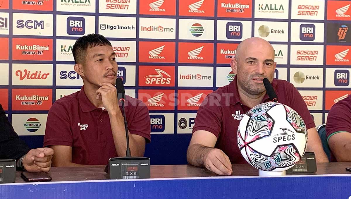 Pelatih PSM Makassar, Bernardo Tavares (Kanan), saat menghadiri sesi pre-match pres conference vs Persib Bandung pada pekan ketujuh BRI Liga 1 2022/23. Foto: Adriyan Adirizky/INDOSPORT Copyright: © Adriyan Adirizky/INDOSPORT