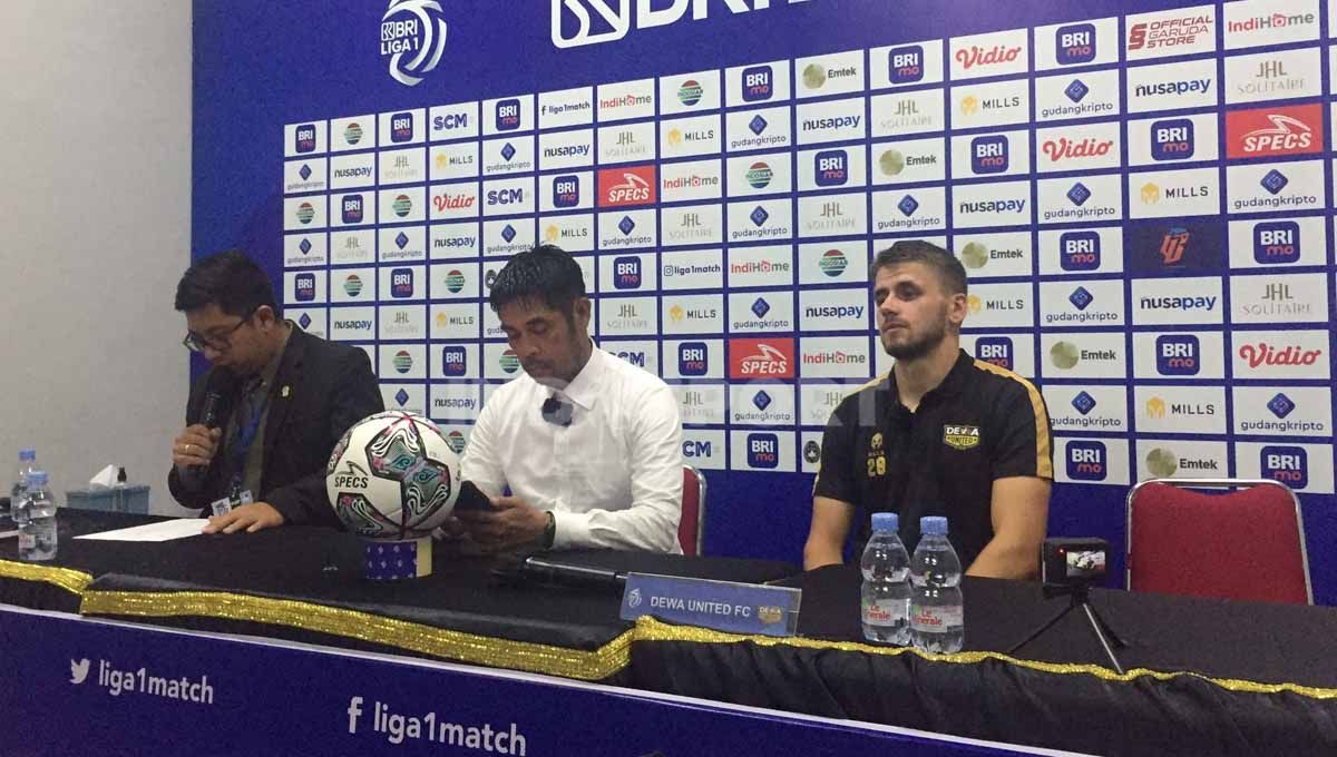 Pelatih Dewa United, Nilmaizar dan pemain Majed Osman. Foto: Triyoga Sandi Pamungkas/INDOSPORT Copyright: © Petrus Manus Da'Yerimon/INDOSPORT