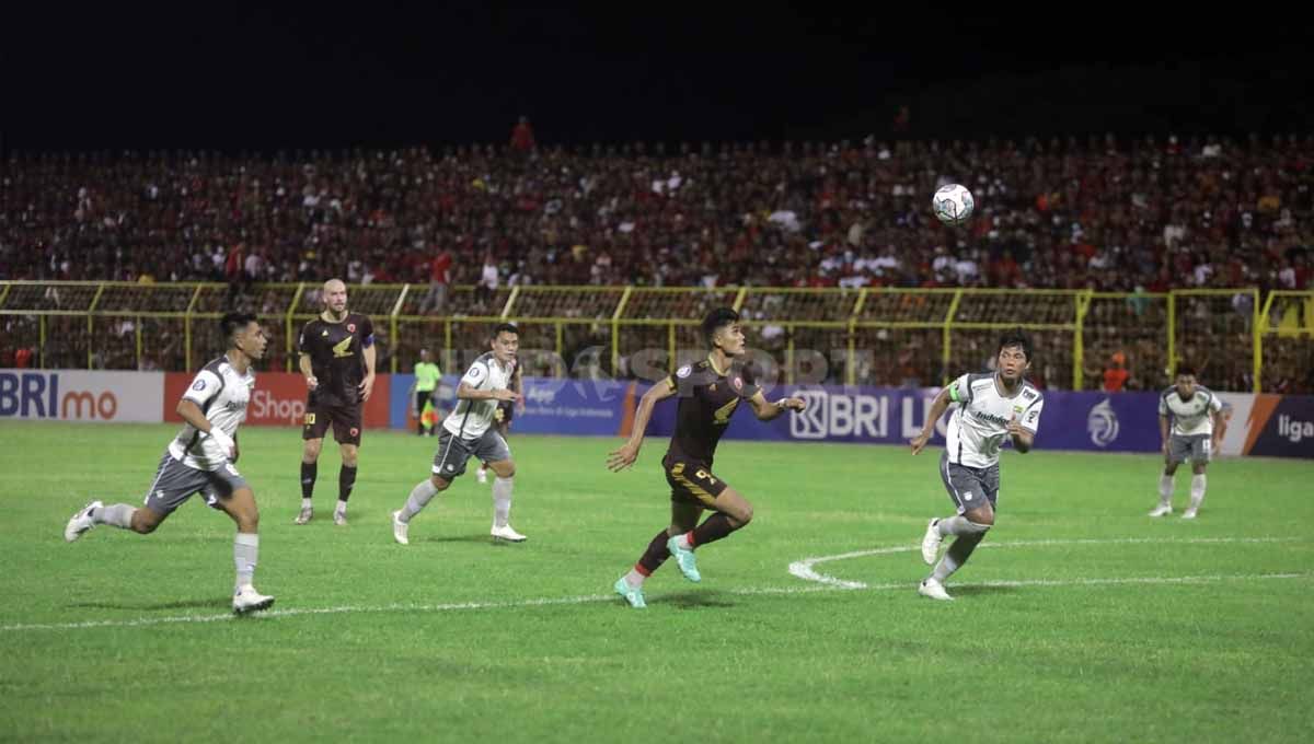Pertandinga Liga 1 antara PSM Makassar melawan Persib Bandung dalam lanjutan Liga 1 2022/23. Foto: Adriyan Adirizky R/INDOSPORT Copyright: © Adriyan Adirizky R/INDOSPORT