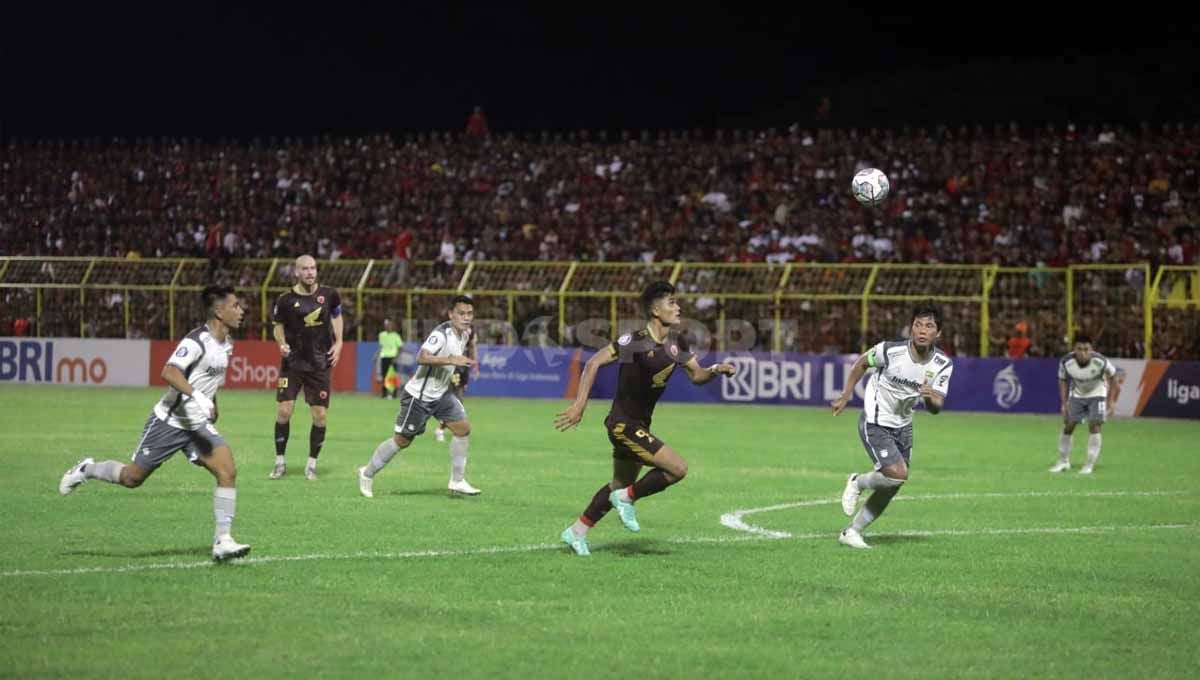 Penyerang PSM Makassar, M Ramadhan Sananta, bersiap melepas sepakan first time yang merobek gawang Persib Bandung dalam lanjutan BRI Liga 1 2022/23. Foto: Adriyan Adirizky R/INDOSPORT Copyright: © Adriyan Adirizky R/INDOSPORT