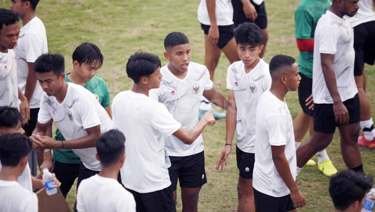Latihan Timnas Indonesia U-19 sebagai persiapan Kualifikasi Piala Asia U-20 2022 di Lapangan ABC Senayan, Jakarta, Selasa (30/08/22). Foto: Herry Ibrahim/INDOSPORT Copyright: © Herry Ibrahim/INDOSPORT