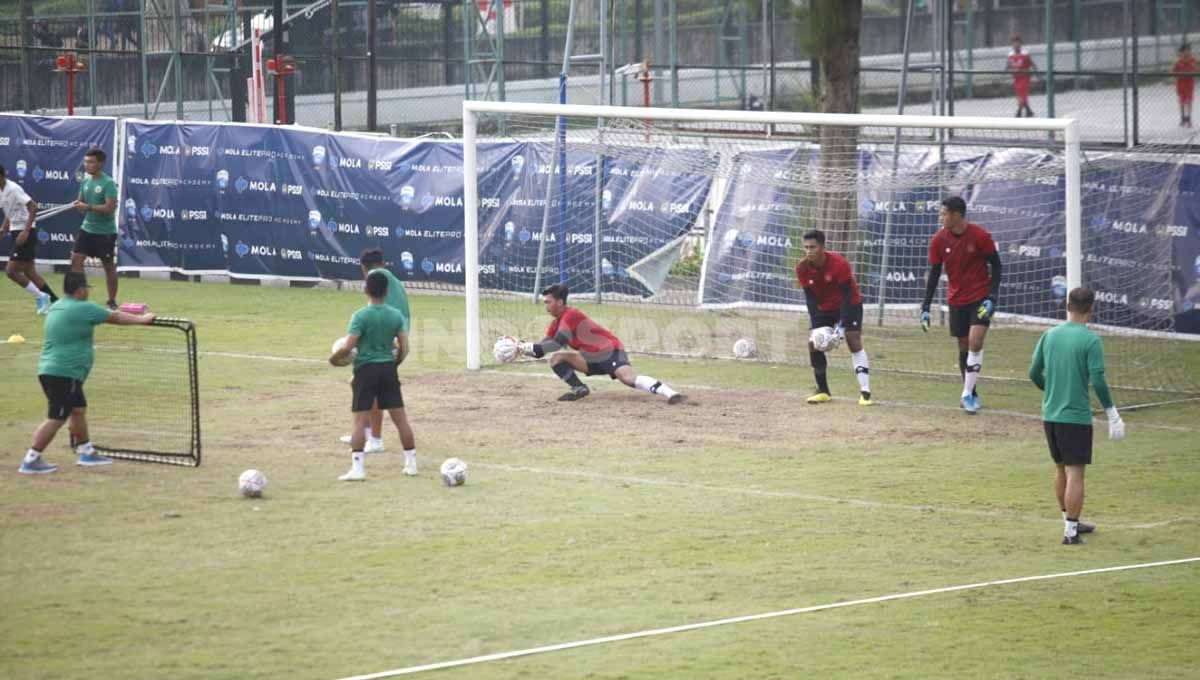Latihan Timnas Indonesia U-19 sebagai persiapan Kualifikasi Piala Asia U-20 2022 di Lapangan ABC Senayan, Jakarta, Selasa (30/08/22). Foto: Herry Ibrahim/INDOSPORT Copyright: © Herry Ibrahim/INDOSPORT