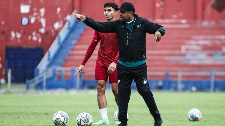 Divaldo Alves saat memimpin latihan Persik Kediri. Copyright: © Media Persik Kediri