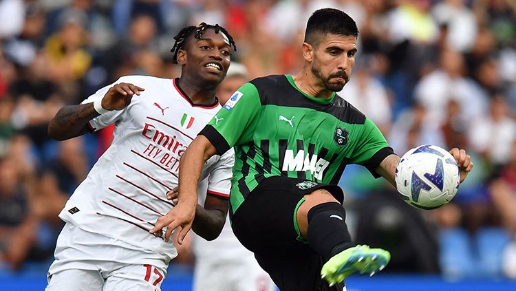 Penyerang AC Milan, Rafael Leao sedang berusaha merebut bol dari pemain Sassuolo di Liga Italia. Copyright: © REUTERS/Jennifer Lorenzini